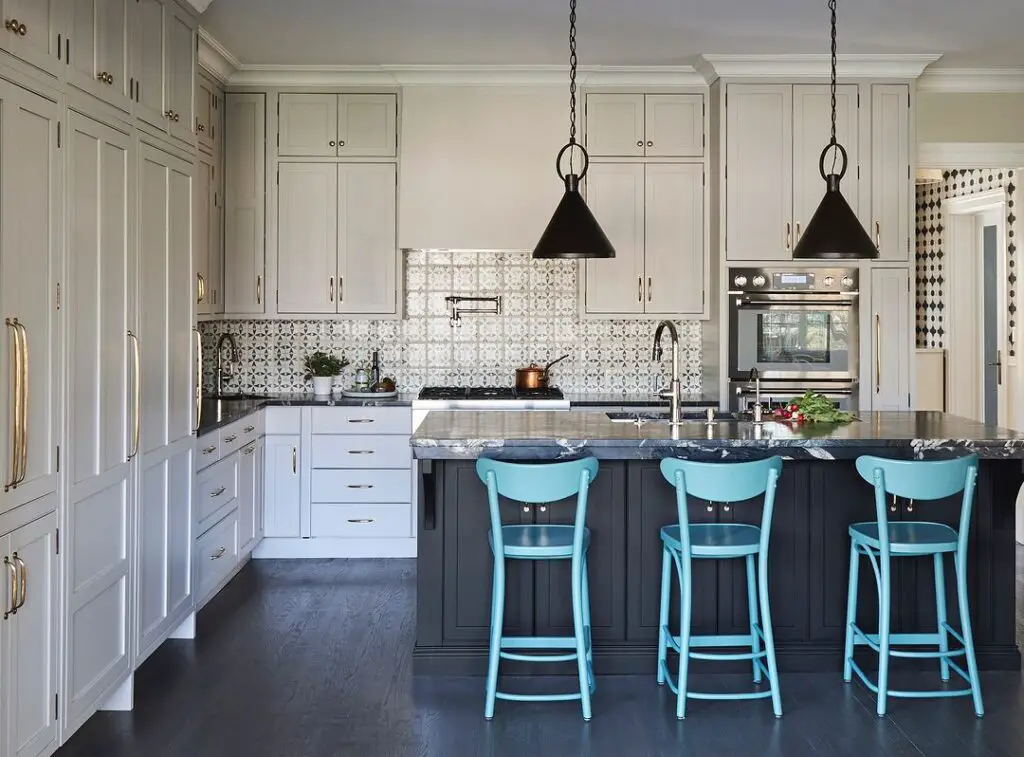 Light kitchen coast tiles cabinets
