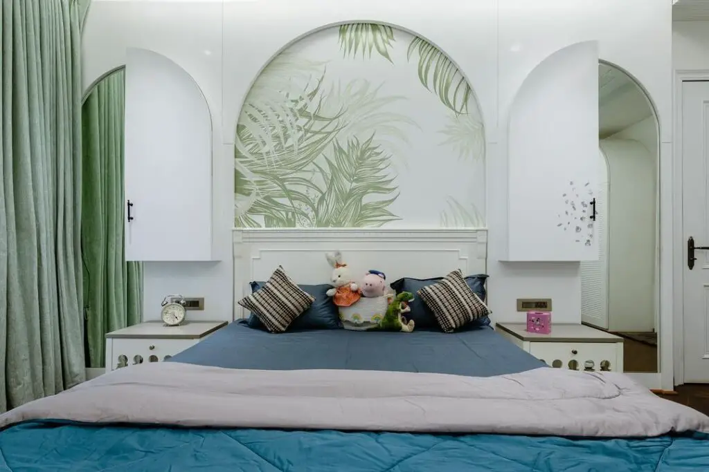 Green-blue bedroom with tropical leaf alcove